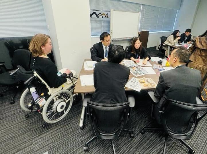 7人、勉強している人の画像のようです