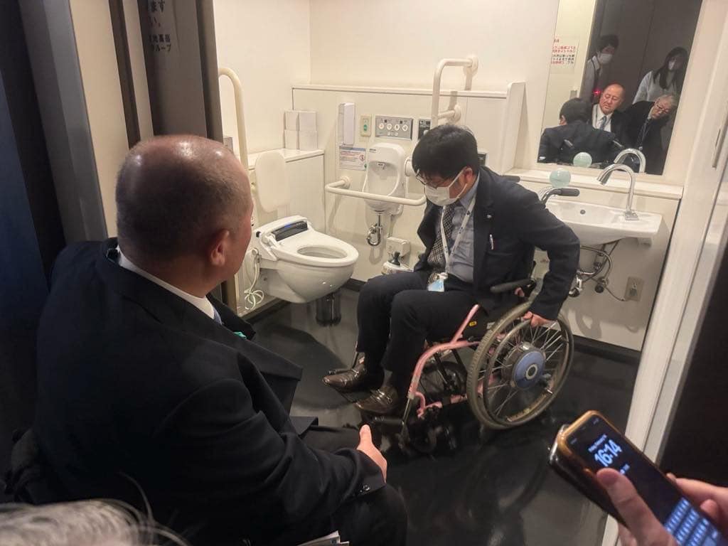 5人、病院の画像のようです
